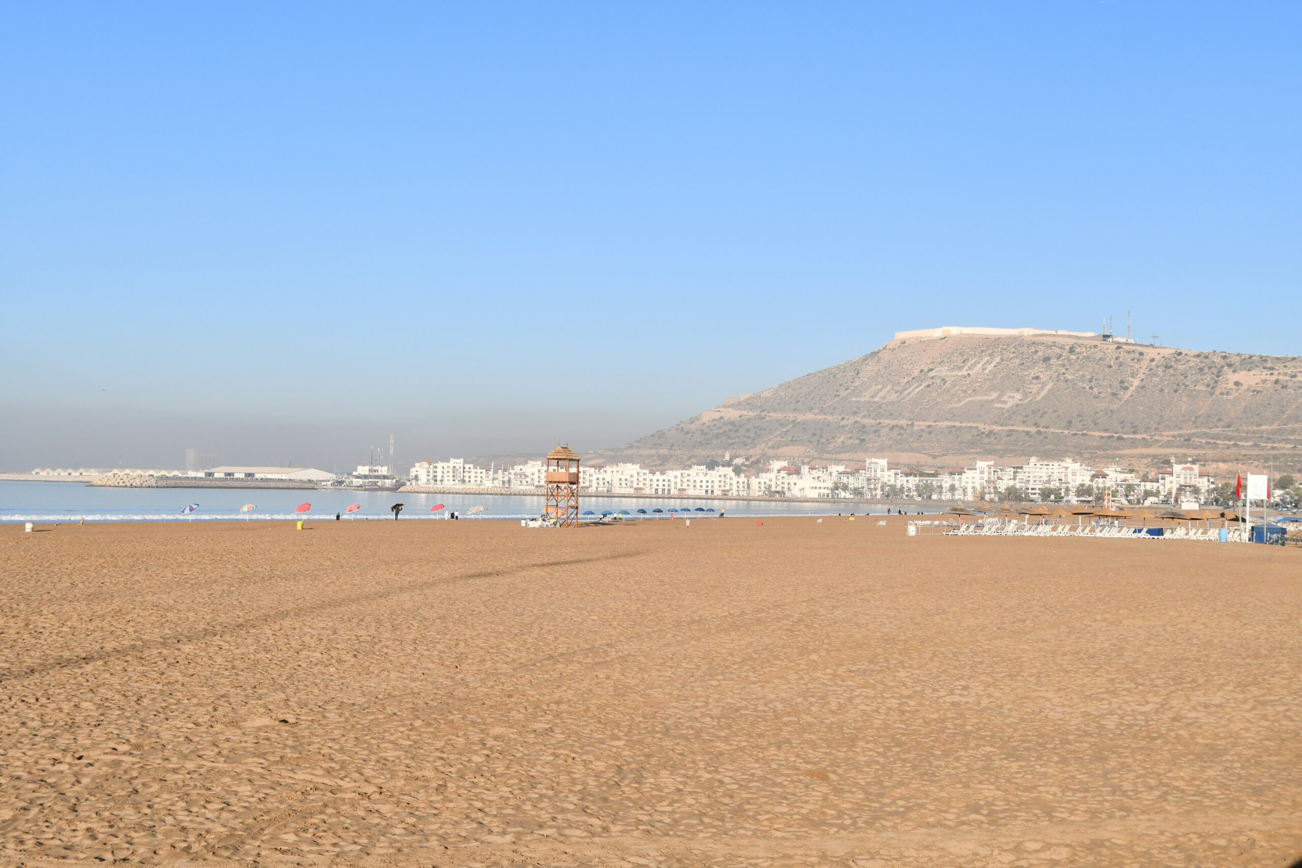 La plage d'Agadir — la baie en croissant doré